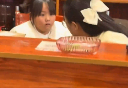 小朋友周末在家遇到班主任，一秒吓成表情包。小女孩：不敢睁开眼，希望是我的幻觉