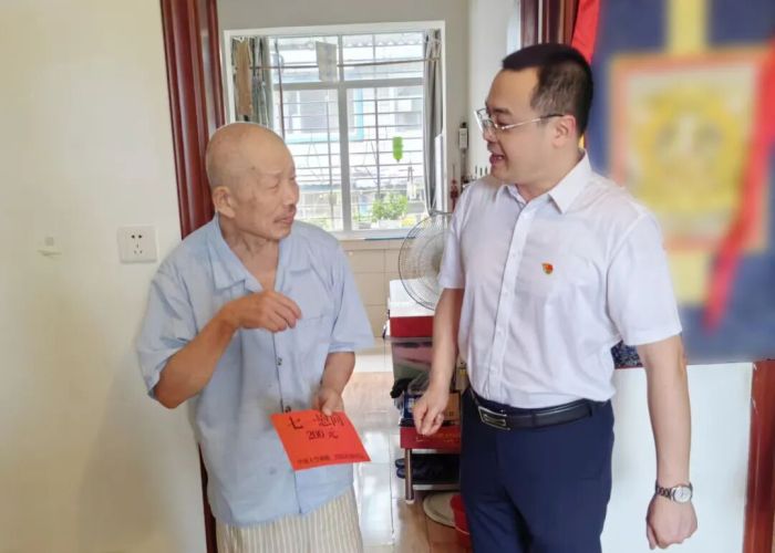 走访慰问大党委民族社区困难党员.jpg