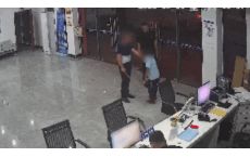 男孩偷超市饮料，被父亲拿戒尺送到派出所&ldquo;自首&rdquo;，民警把手铐放男孩手上：感受一下