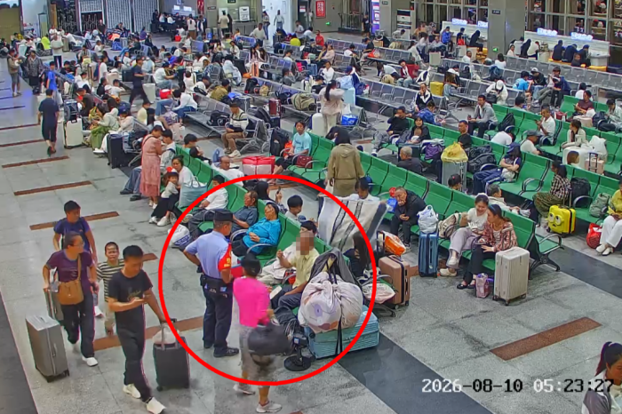 1-青年民警刘召硕找到报警求助人了解情况（视频截图）。.png