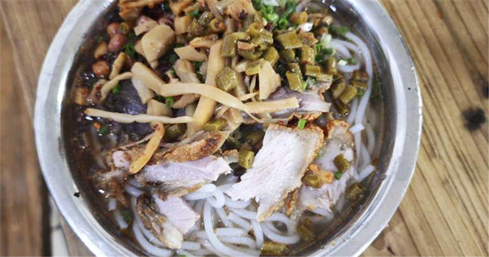 在桂林金字塔顶端的米粉店吃了三两，6.5元