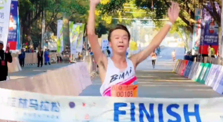 2025桂林马拉松半马男子组冠军诞生，是来自山东的27岁小伙王佩林