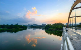 初日?qǐng)A又圓 霓霞染水天