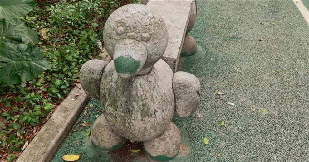 漓江边这几个石头凳子雕刻的是啥动物呢？
