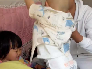 仗着爸爸在旁边胆子就大了? 弟弟准备还手打姐姐被一脚踢出屏幕外 ，网友:这一脚，踹出了嫡长女的气势