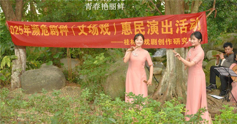 三個(gè)演出小隊(duì)三個(gè)地點(diǎn)，文場(chǎng)演員們一絲不茍
