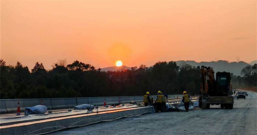 桂林外環(huán)高速工地，日落而不息