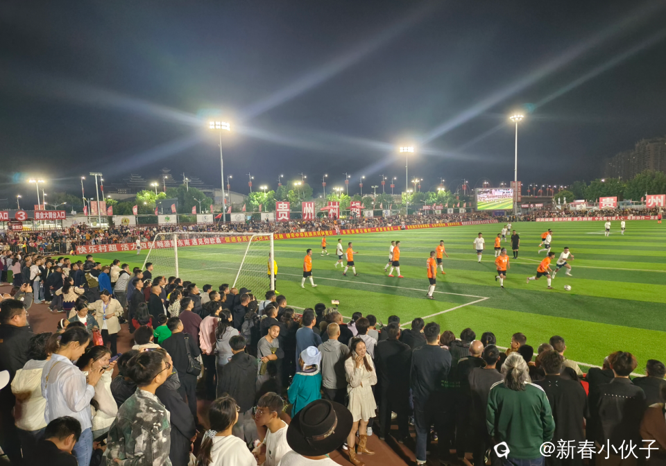 灯光下的榕江村超