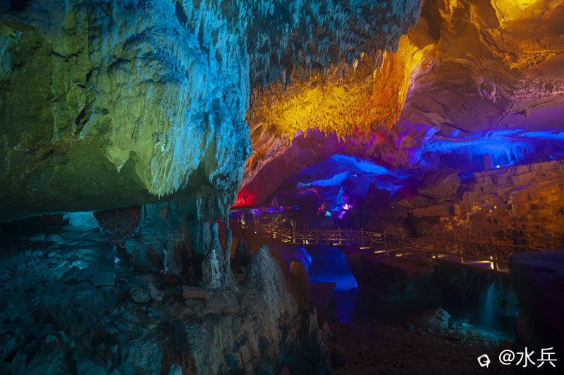 神奇五彩斑斓溶洞组照（一）.jpg