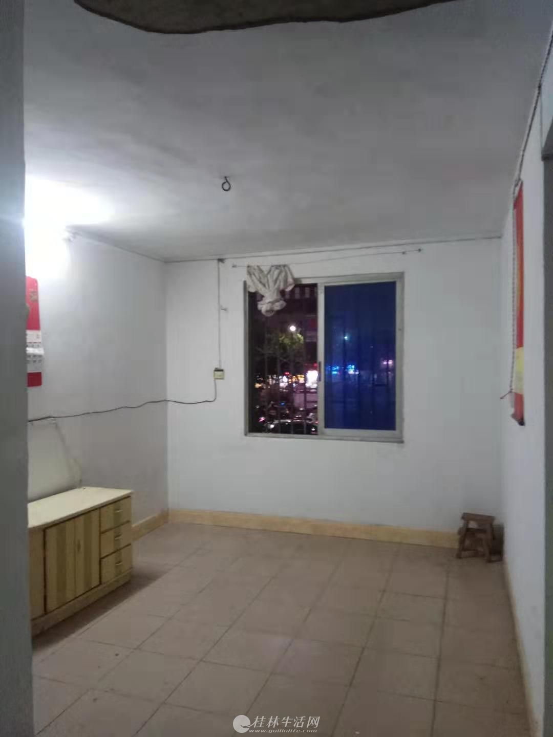 ��ʼ��վ������С��2¥1��1��50ƽ�����շ����г��⡣�����500Ԫ��