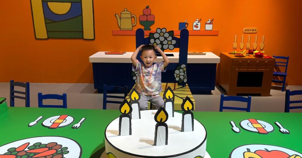 松弛快乐的父母和正在启蒙的孩子