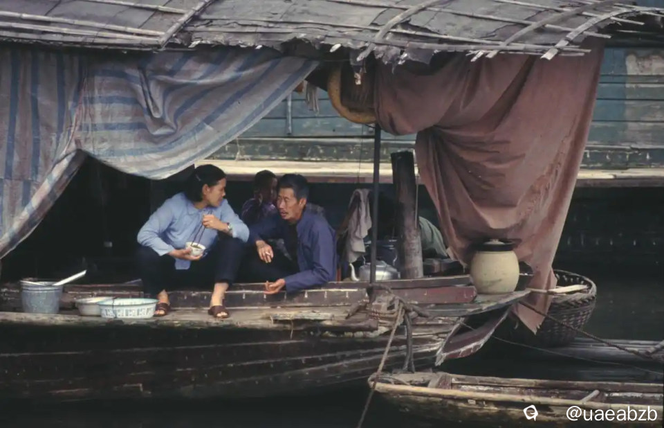 1988年的桂林，由外国摄影人Mark Berthold拍摄，在漓江上，有很多渔家人生活在船中，男女主人年纪已经不轻 ...