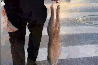 广西一大叔拎兔子逛街，看呆路人！这样遛兔子还是第一次见！