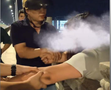 此刻一双双手是如此温暖有力量！女子情绪激动要跳桥，危机时刻他们牢牢抓住了她，网友：好好振作起来，好好活下去