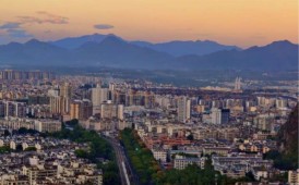 飞凤山上一览高铁与夕阳美景