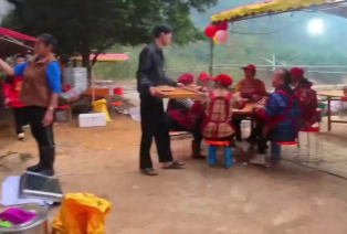 餓了誰也不能餓自己！攝影師在廣西跟拍婚禮到處找新娘，結(jié)果新娘全素顏在和化妝師吃飯！網(wǎng)友：廣西人的松弛感絕了！