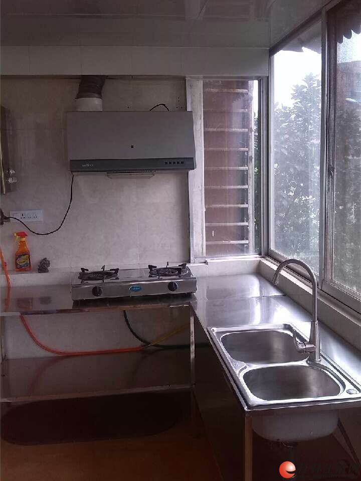 Xǿ���Ƽ��������Դ�����Ա߽�Ԫ�´�3��2��һ����װ���������ס