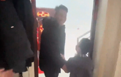 各憑本事要紅包的時(shí)候快到了！小孩哥手持鐵盆滑鏟討紅包！網(wǎng)友：就沖這一跪不得多給兩百