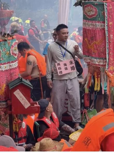 突然1000多人加微信！男子掛牌“海珠兩棟樓”征婚，本人回應(yīng)：不想炒作