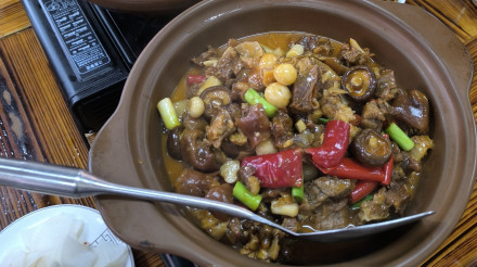 肚煲鸡与白果香菇煲羊蹄