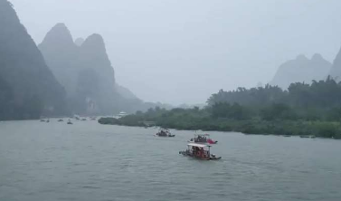 女生乘船游漓江時(shí)突遇暴雨，眼前的景色宛如一幅水墨畫(huà)！網(wǎng)友：開(kāi)到隱藏款了~