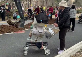 可不能让这群小孩哥失望 挖掘机司机都没想到会有那么多观众 网友：婴幼儿实习基地