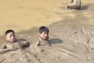 赶紧开学吧，他们太快乐了！拍到广西3名小孩正在享受他们的&ldquo;泥巴浴&rdquo;！网友：好个老式小孩！抗压、抗脏、抗病毒，就是不抗饿