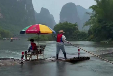 遇上超級隱藏項目了！游客在桂林乘竹筏游遇龍河，劃著劃著筏工師傅掉水里了
