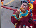 八抬大轿，明媒正娶！男子晒出自己的中式迎亲现场！网友：这媒婆不像演的，本色出演吧？