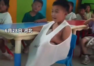 别人家的棉质都会缩水，他的能增长二尺  弹性担当!幼儿园小孩哥能把衣服撑过了大腿  网友:这个背心，过几天他爹也能穿