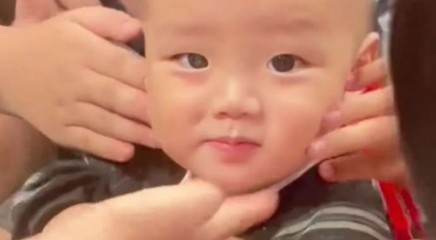 不哭不怕笑眯眯乐在其中！萌娃到学校小脸被哥哥姐姐反复rua，网友：肉肉的手摸肉肉的脸