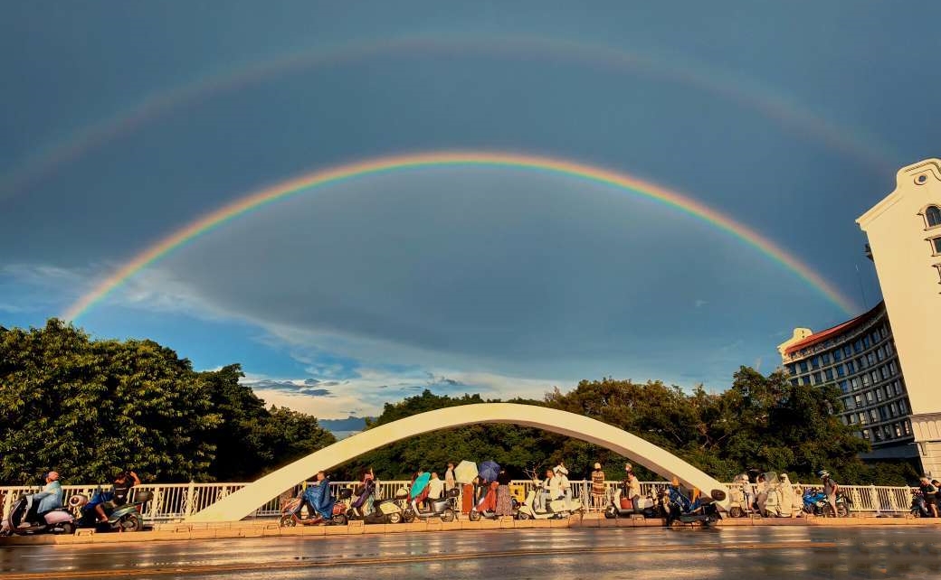 雨后彩虹与夕阳