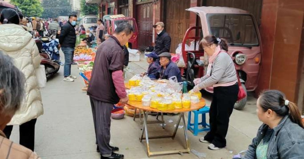 年近了，臨桂廟頭圩上的土貨多