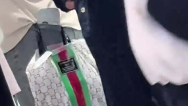 用好手机&ldquo;免提&rdquo;功能，逛街轻松解放双手 网友:那我每次被袋子勒得双手通红算什么