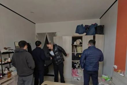 偷偷卖掉女友黄金首饰，再包13140元现金花束送她