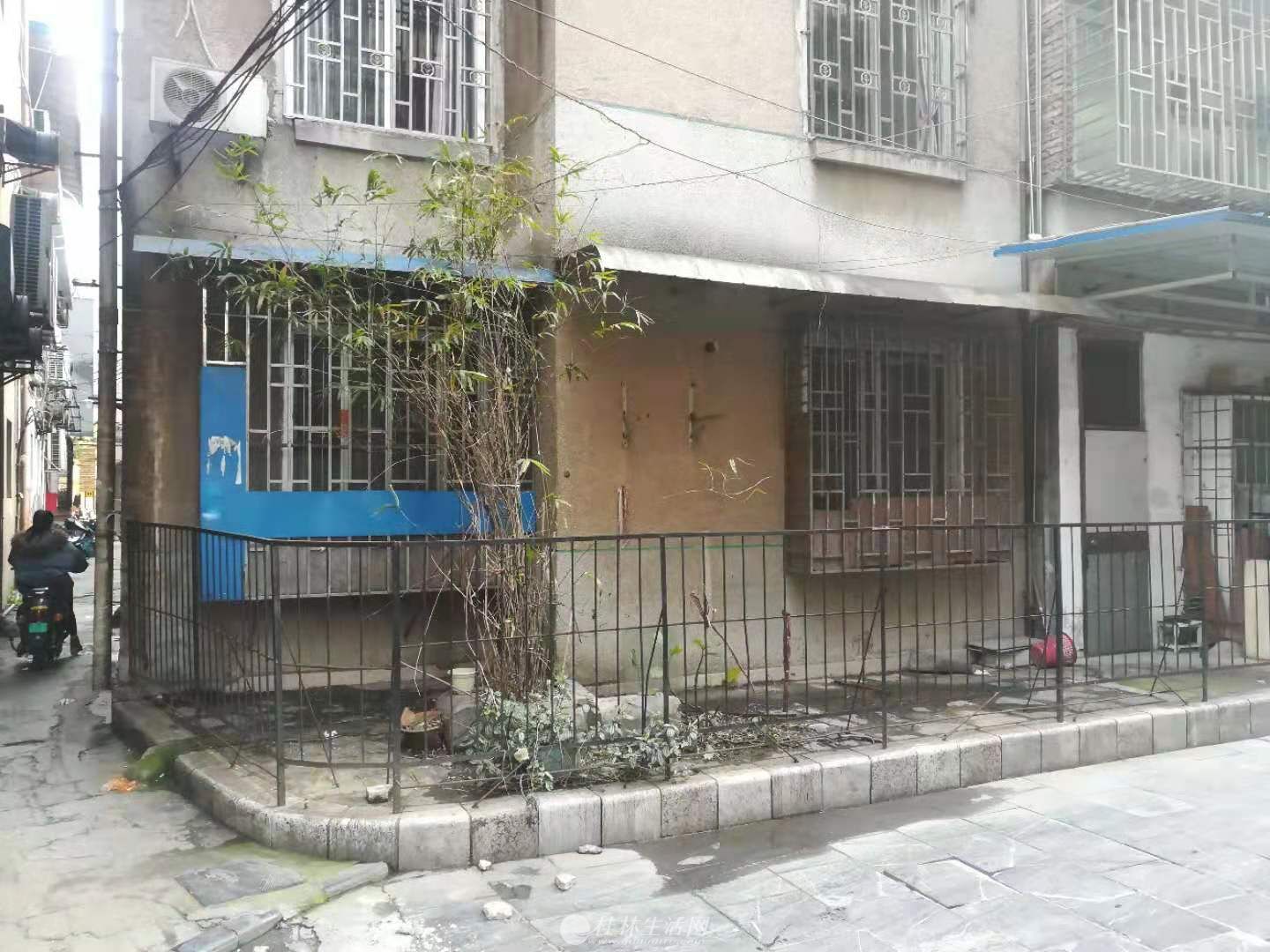 �������н��繫��һ¥�������������̵ĺ�λ�ã�������ʧ��*