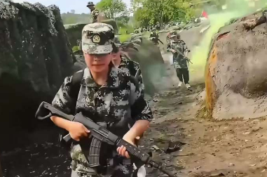 桂林一高校軍訓(xùn)現(xiàn)場(chǎng)超燃，場(chǎng)面堪比戰(zhàn)爭(zhēng)大片！