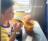 原来泡面的盖子是这么用的，小孩哥展示&ldquo;传送带&rdquo;吃面法，设计师：终于遇到了懂我的人