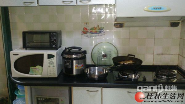 L���º�ͥ��136ƽ��72��װ2002��8¥�۾����г�λ