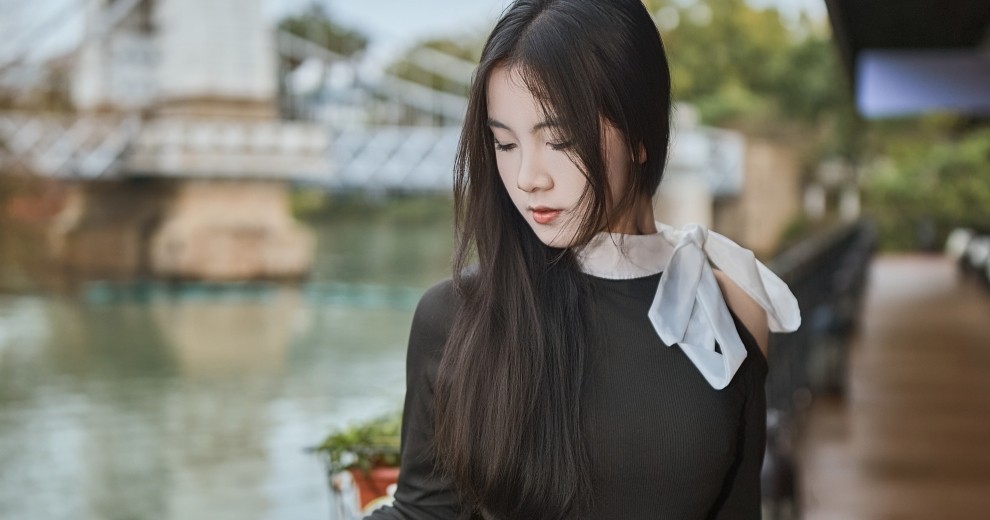 桥畔伫立，自成风景