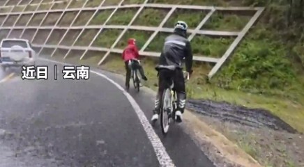 一进这个篷好有安全感啊！男子骑公路自行车遇大雨，躲皮卡车的雨棚避雨，网友：雨棚在那里，就像在等你们一样